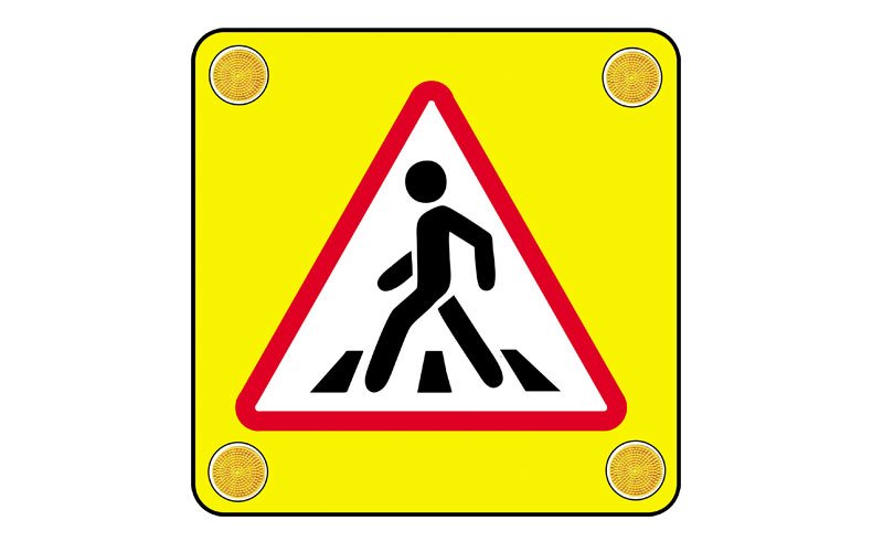 Дорожный знак приближение к пешеходному переходу на желтом фоне
