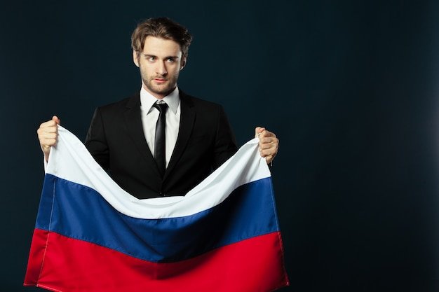 Парень на фоне флага россии