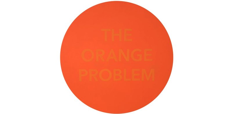 Оранжевый круг на белом фоне