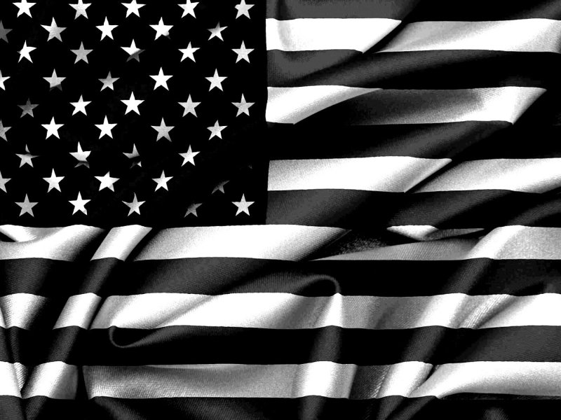 Американский флаг на черном фоне