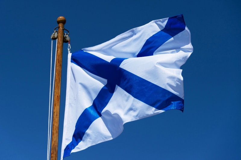 Андреевский флаг на синем фоне