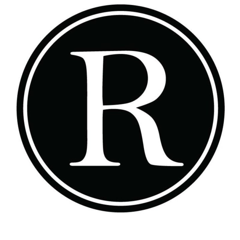 Белая буква r на черном фоне