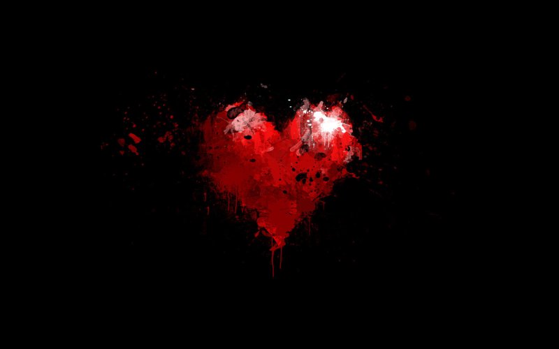 Большое красное сердце на черном фоне