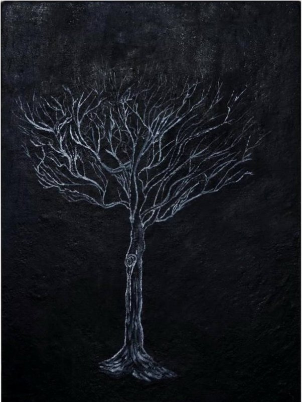 Дерево белой краской на черном фоне