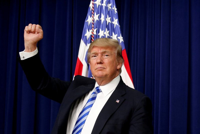 Дональд трамп на фоне американского флага