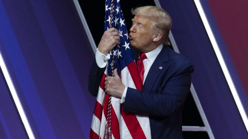 Дональд трамп на фоне флага сша