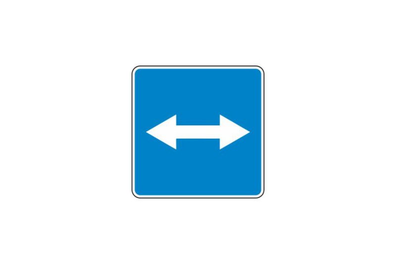Дорожный знак двойная стрелка на синем фоне