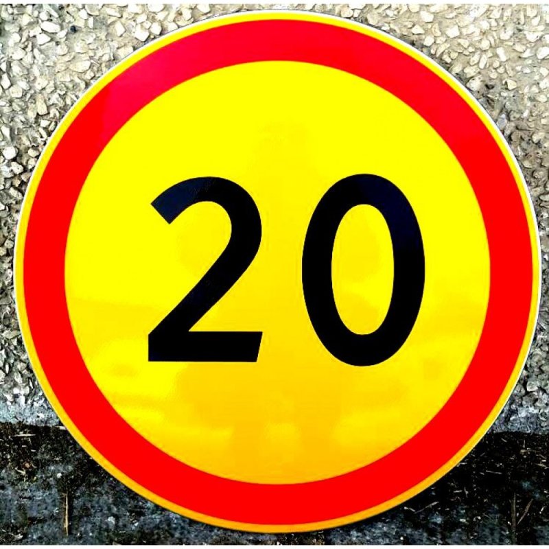 Дорожный знак ограничение скорости 40  на желтом фоне