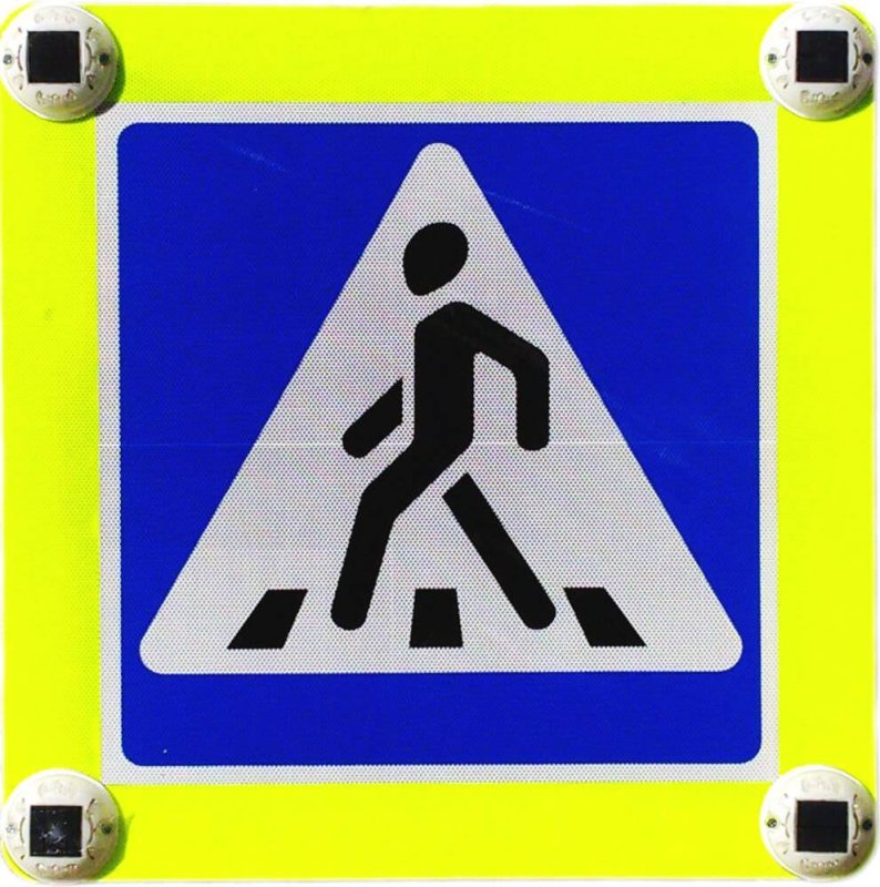 Дорожный знак пешеходный переход на красном фоне
