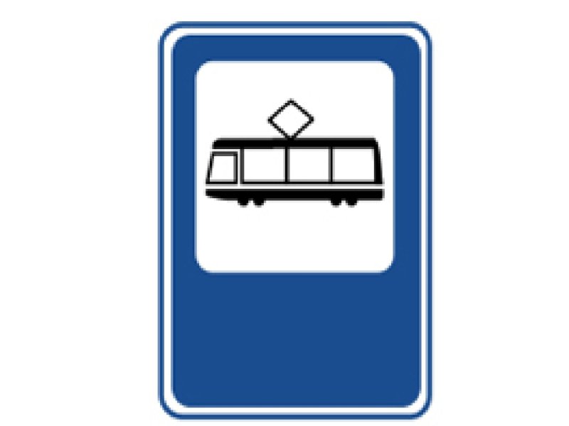 Дорожный знак трамвай на синем фоне