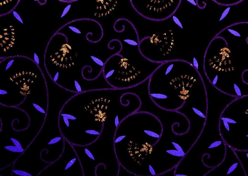 Фиолетовые узоры на черном фоне