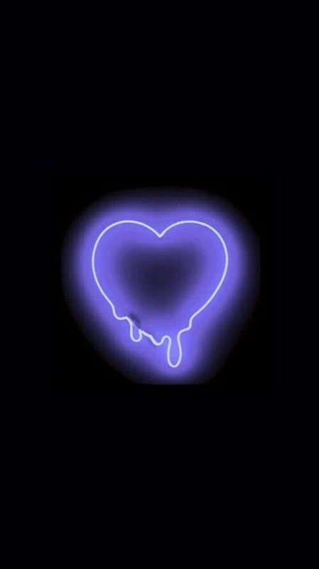 Фиолетовое сердце на черном фоне
