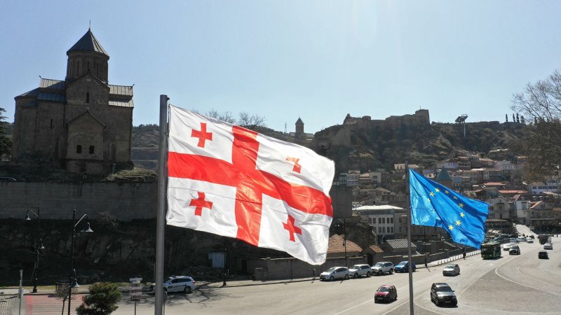 Флаг грузии на фоне грузии