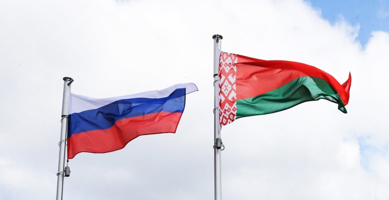 Флаг россии и беларуси на белом фоне