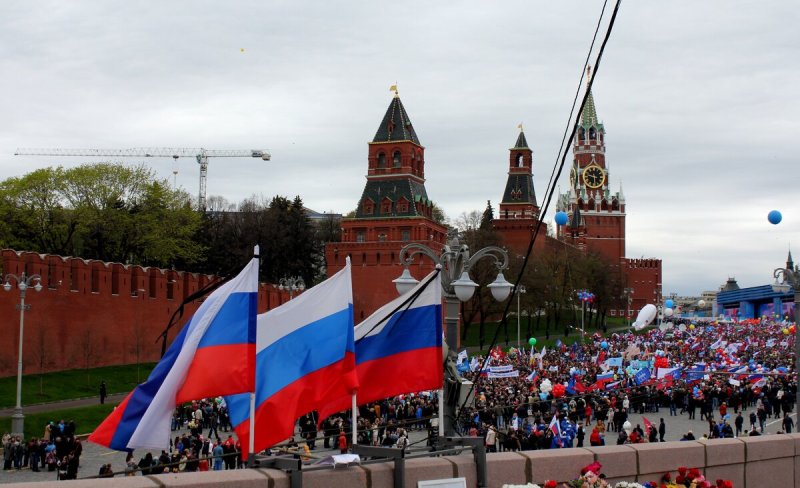 Флаг россии на фоне кремля