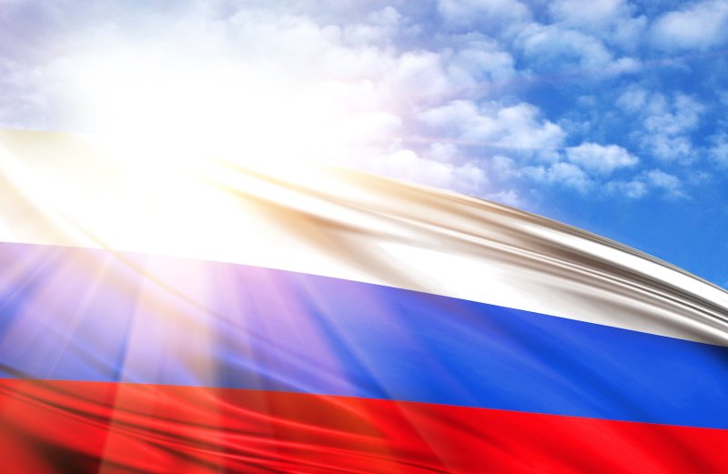 Флаг россии на фоне петербурга