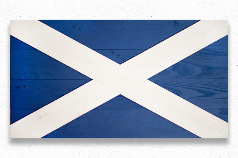 Флаг с синим крестом по диагонали на белом фоне