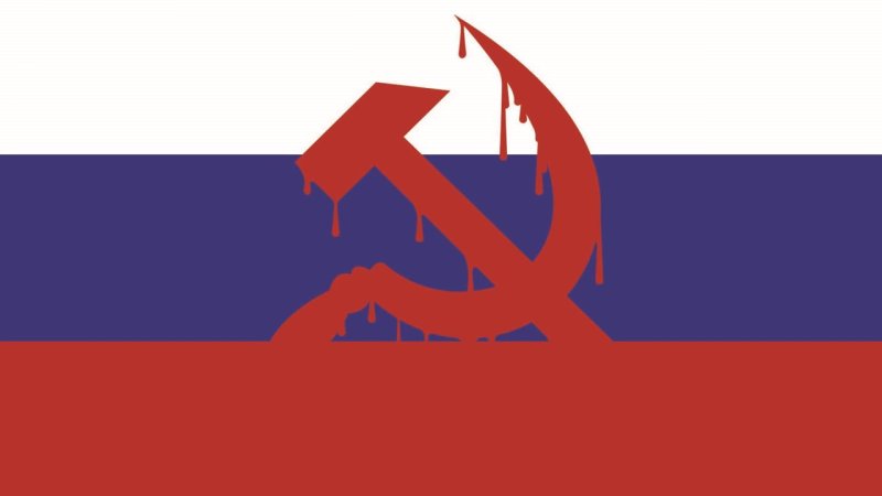 Флаг серп и молот на белом фоне с синей полосой