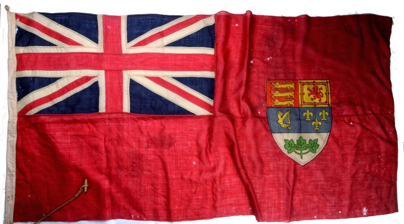 Флаг великобритании в углу на красном фоне