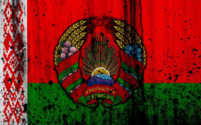 Герб белоруссии на фоне флага