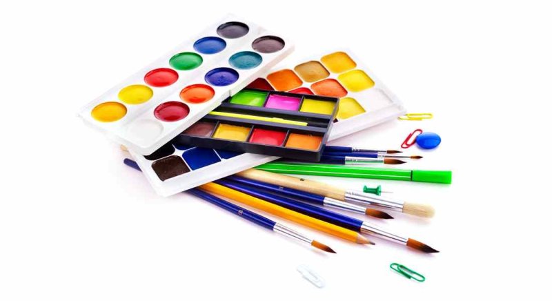 Краски и карандаши на белом фоне