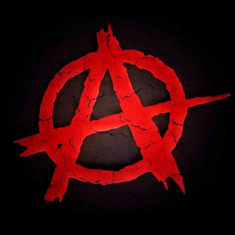 Красный знак анархии на черном фоне