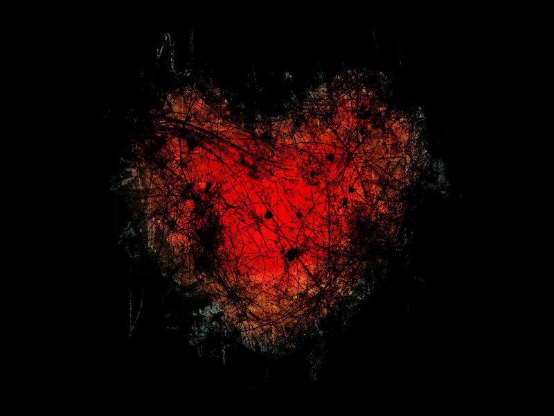 Красное человеческое сердце на черном фоне