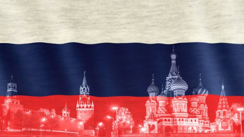 Кремль на фоне флага