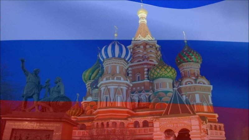 Кремль на фоне флага рф