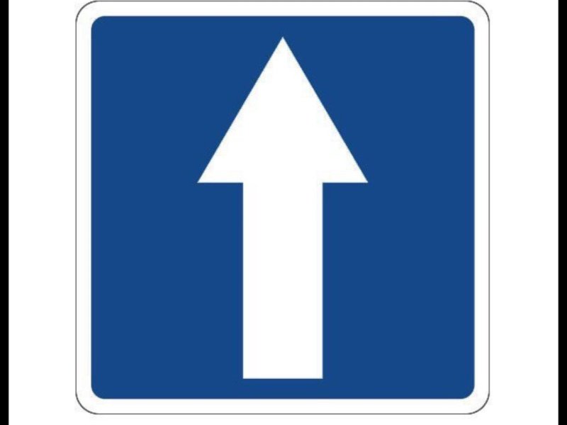Квадратный дорожный знак на синем фоне