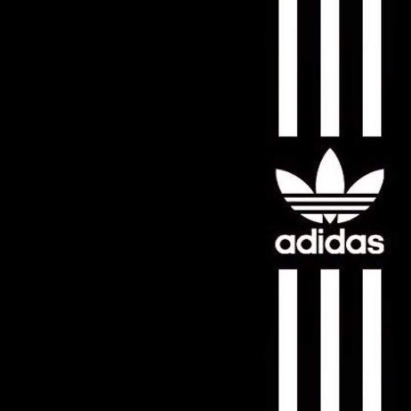 Логотип adidas на черном фоне