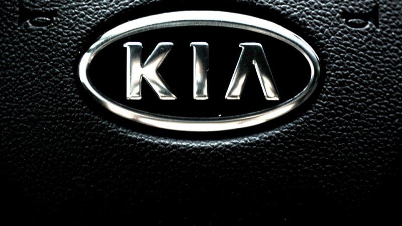Логотип kia на черном фоне