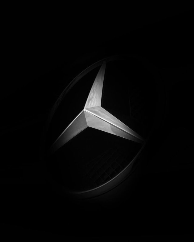 Логотип мерседес на черном фоне