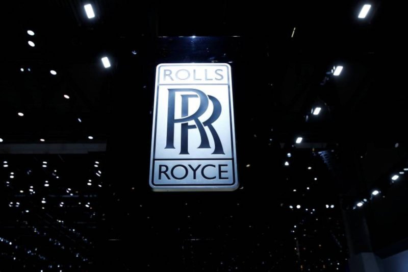 Логотип rolls royce на черном фоне