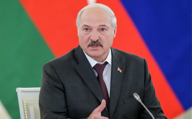 Лукашенко на фоне флага