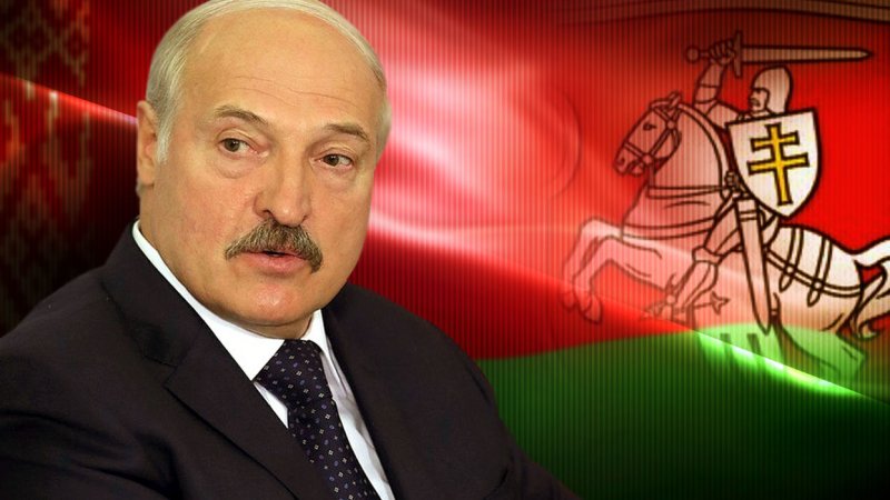 Лукашенко на фоне флага беларуси