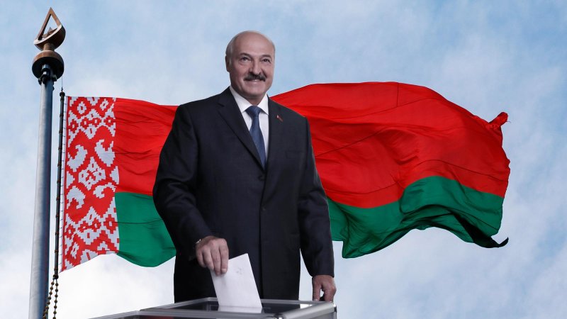 Лукашенко на фоне флага белоруссии