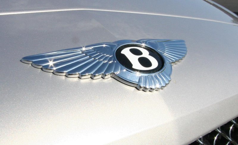 Машина с логотипом звездочки на синем фоне