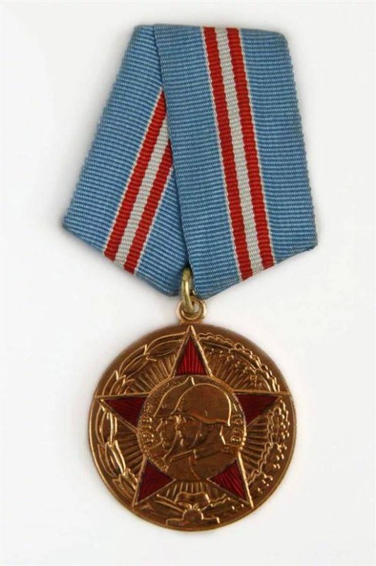 Медаль с красной звездой в центре на белом фоне