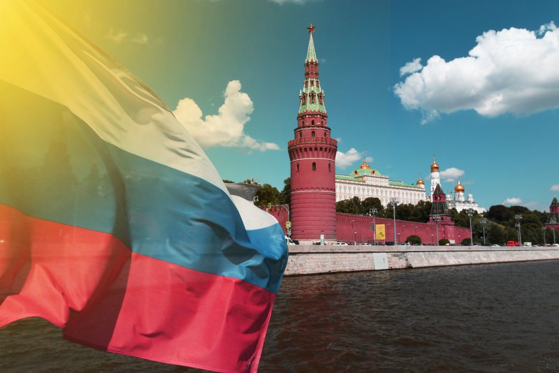 Москва на фоне флага