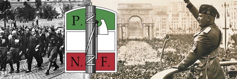 Муссолини на фоне флага италии
