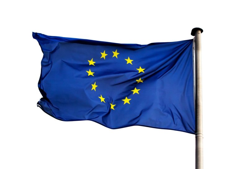 На фоне флага евросоюза