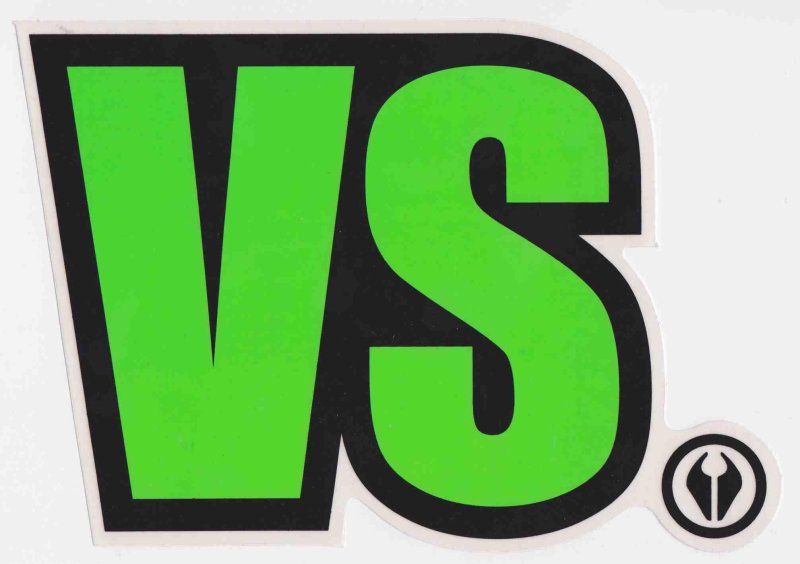 Надпись vs на зеленом фоне