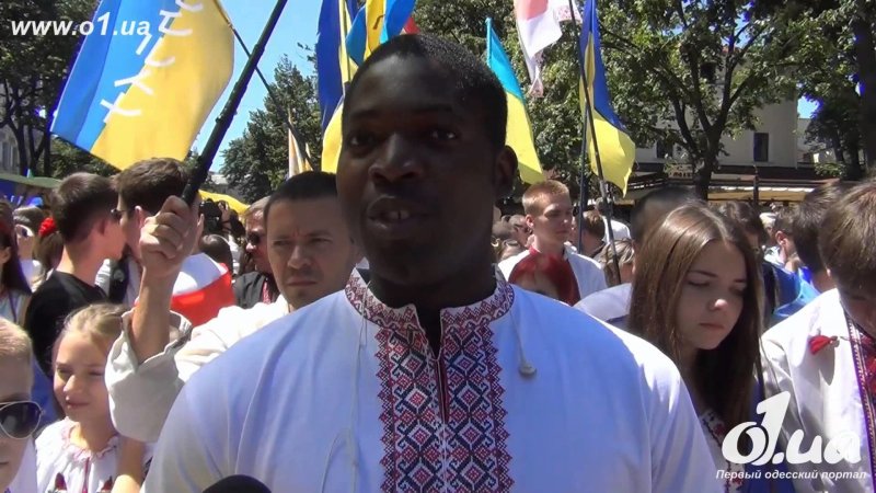Негр кидает зигу на фоне украинского флага
