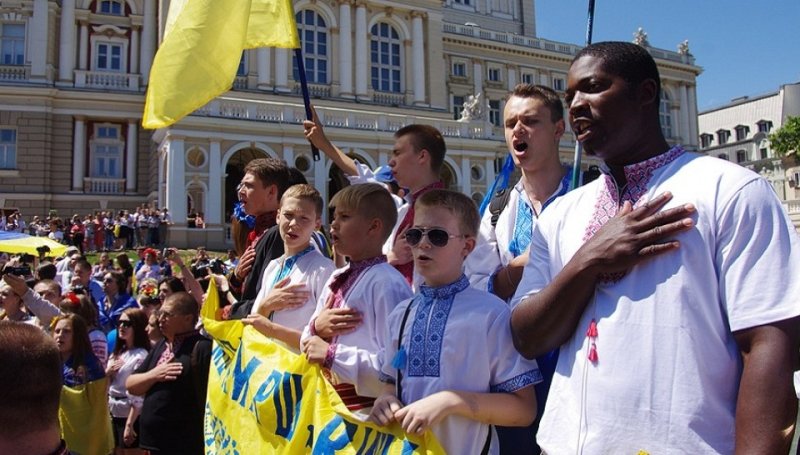 Негр на фоне украинского флага