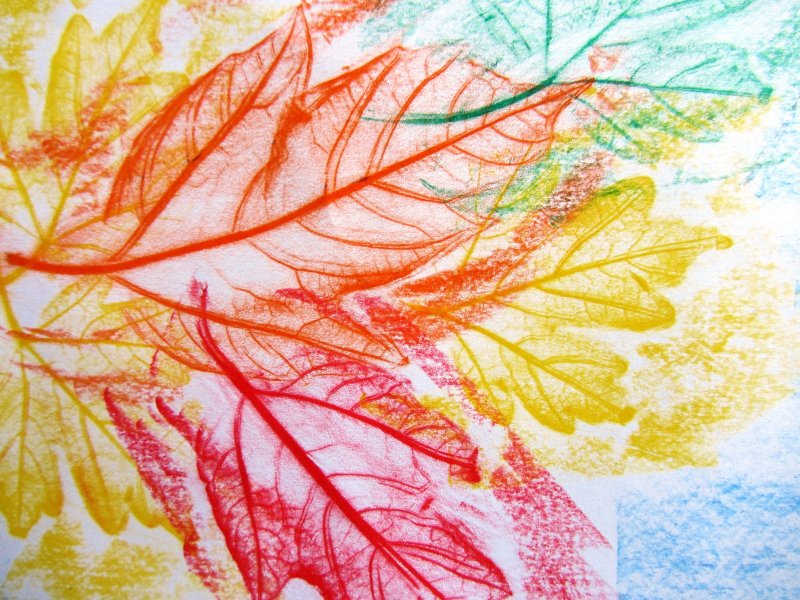 Осенний фон красками на бумаге
