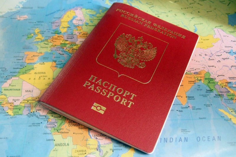 Паспорт на фоне карты