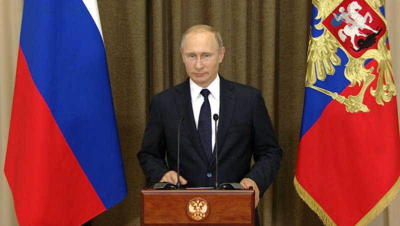 Президент на фоне российского флага