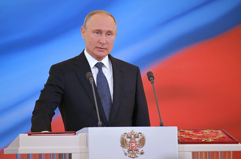 Президент россии на фоне флага