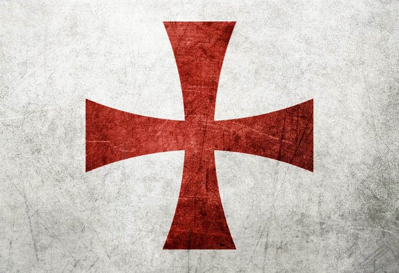 Рыцарский красный крест на белом фоне